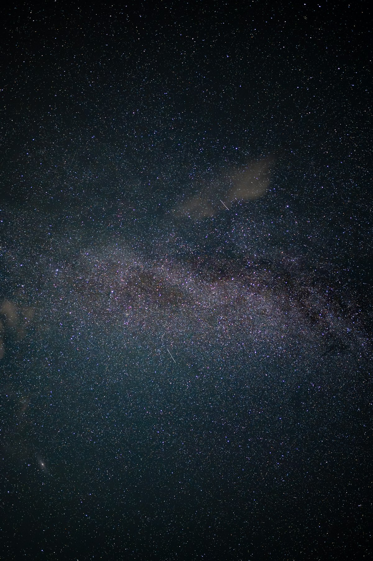 星空银河下两人并肩仰望的剪影